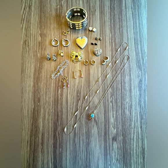 Jewelry - Lot of jewelry